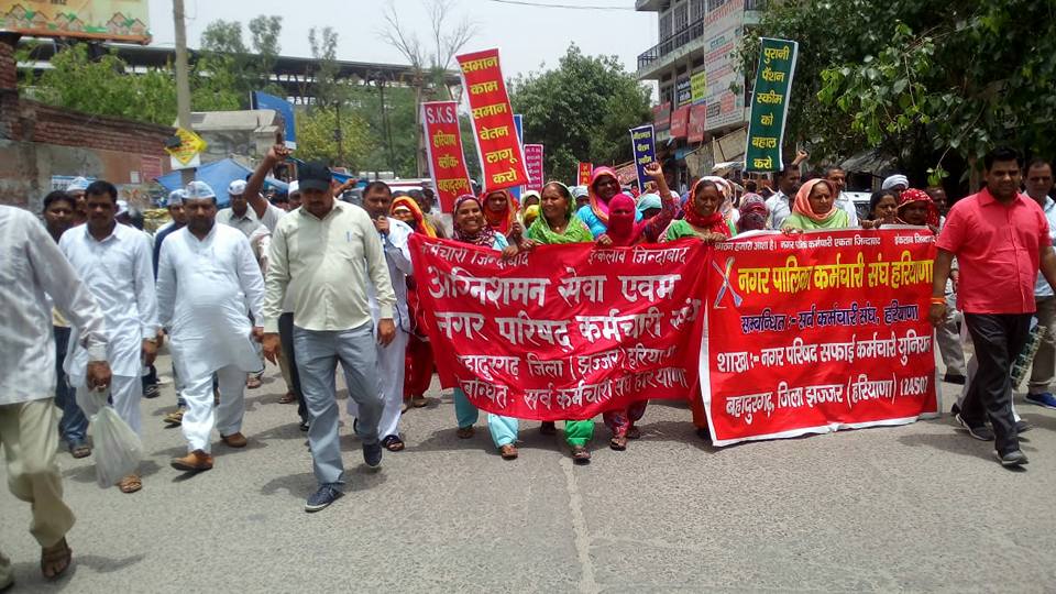 बहादुरगढ़ शहर में नगरपरिषद सफाई कर्मचारियों नें सोमवार को छटे दिन भी हड़ताल रखी जारी, शहर की सफाई पुर्ण रूप से रही बन्द ।