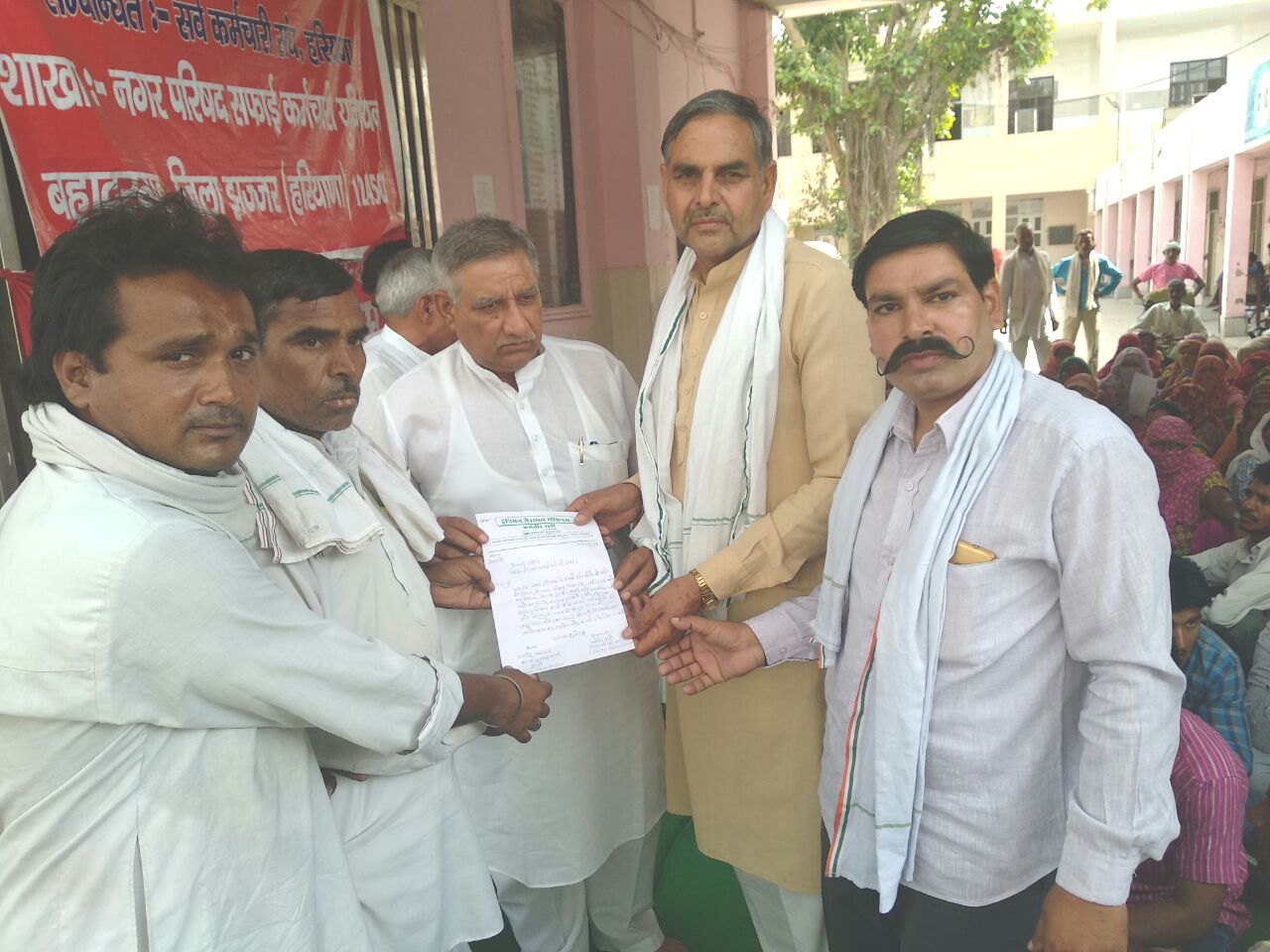 सफाई कर्मचारियों की मांगे पूरी करें सरकार: कर्मबीर * इनेलो जिलाध्यक्ष कर्मबीर ने कर्मचारियों को सौंपा समर्थन पत्र