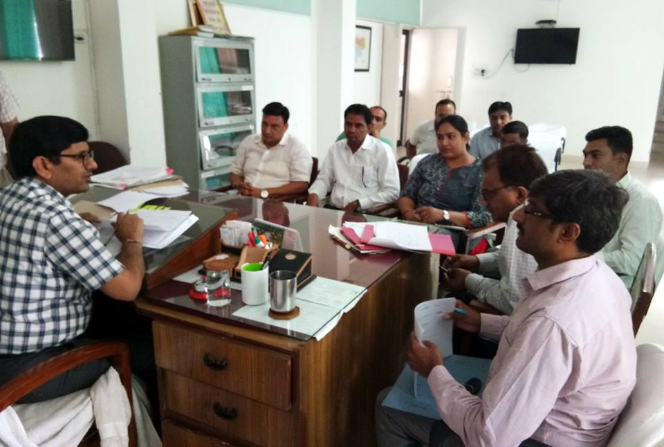 एसडीएम जगनिवास ने ली परिवर्तन योजना से जुड़े विभागीय अधिकारियों की बैठक