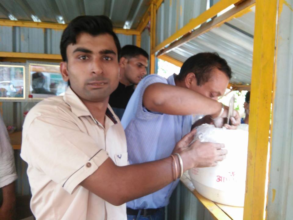 500 गरीबों को भोजन खिलाकर विपिन अग्रवाल ने मनाया जन्मदिन