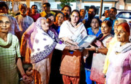 ओमेक्स नॉर्थ एवेन्यू एस प्लस-4 में खुला दरबार लगा पार्षद ने सुनी समस्याएं  -वार्ड पार्षद डा. नीना सतपाल राठी ने जल्द समाधान करवाए जाने का दिया आश्वासन  -अपने निजी कोष से महिलाओं को हाथोंहाथ सौंपी पूरी फिटिंग के साथ 10 स्ट्रीट लाइटें