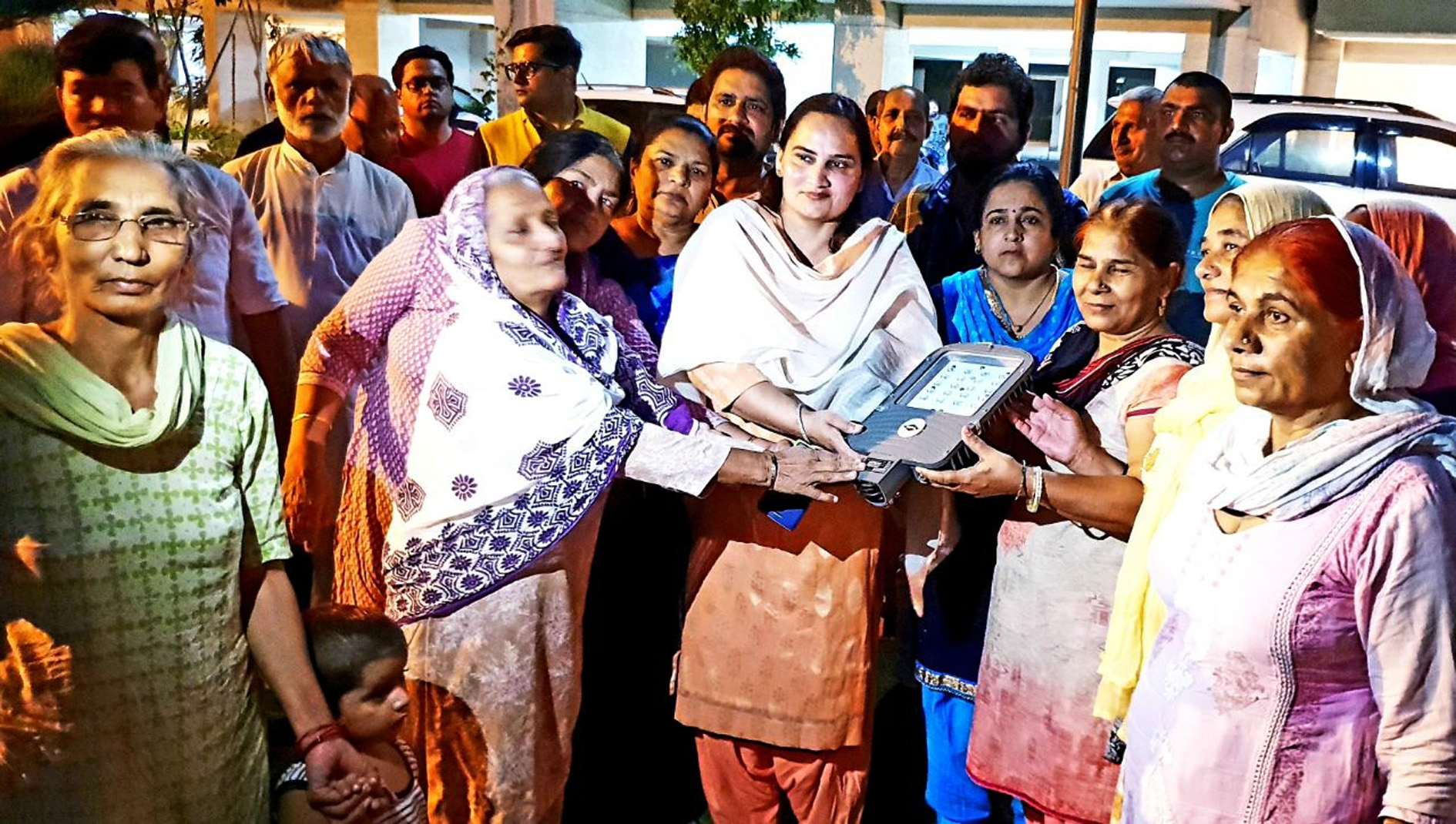 ओमेक्स नॉर्थ एवेन्यू एस प्लस-4 में खुला दरबार लगा पार्षद ने सुनी समस्याएं  -वार्ड पार्षद डा. नीना सतपाल राठी ने जल्द समाधान करवाए जाने का दिया आश्वासन  -अपने निजी कोष से महिलाओं को हाथोंहाथ सौंपी पूरी फिटिंग के साथ 10 स्ट्रीट लाइटें