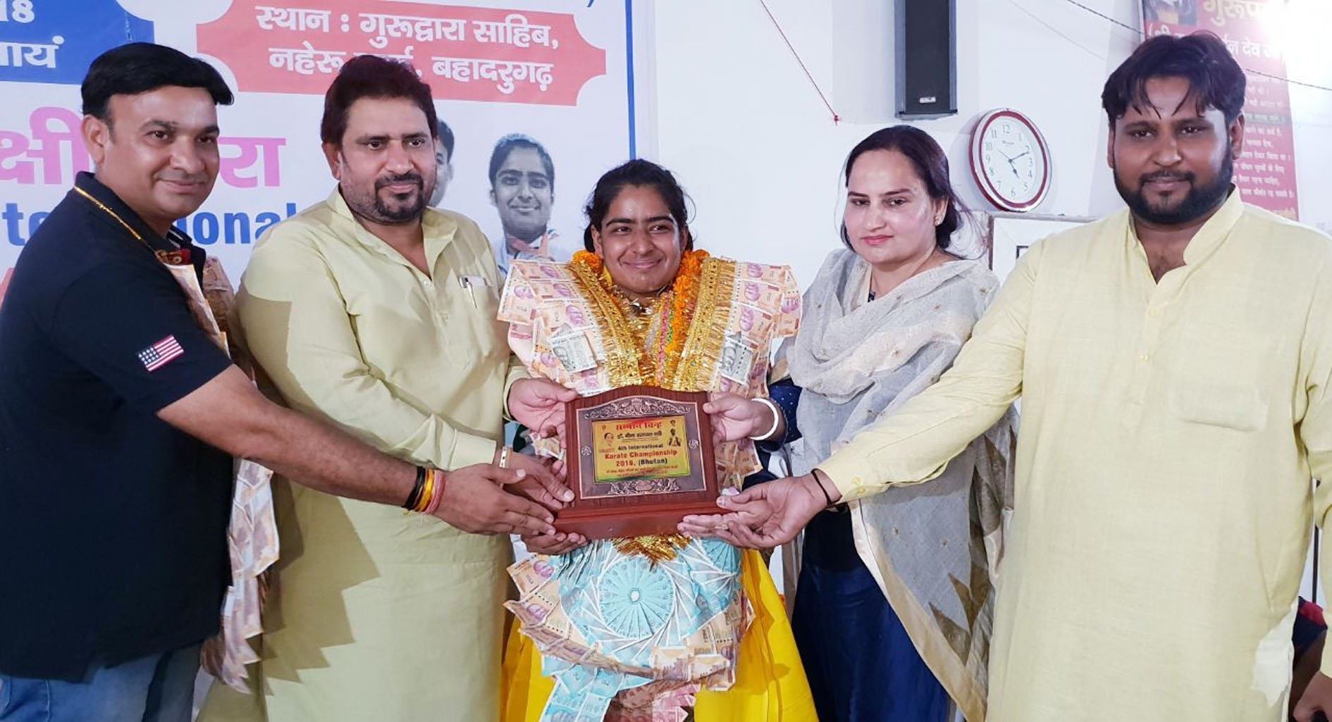 स्वर्ण पदक विजेता साक्षी का हुआ जोरदार सम्मान -हरियाणा महिला कांग्रेस महासचिव प्रशासनिक इंचार्ज डा. नीना सतपाल राठी ने 11 हजार रूपये व स्मृति चिन्ह भेंटकर किया सम्मानित