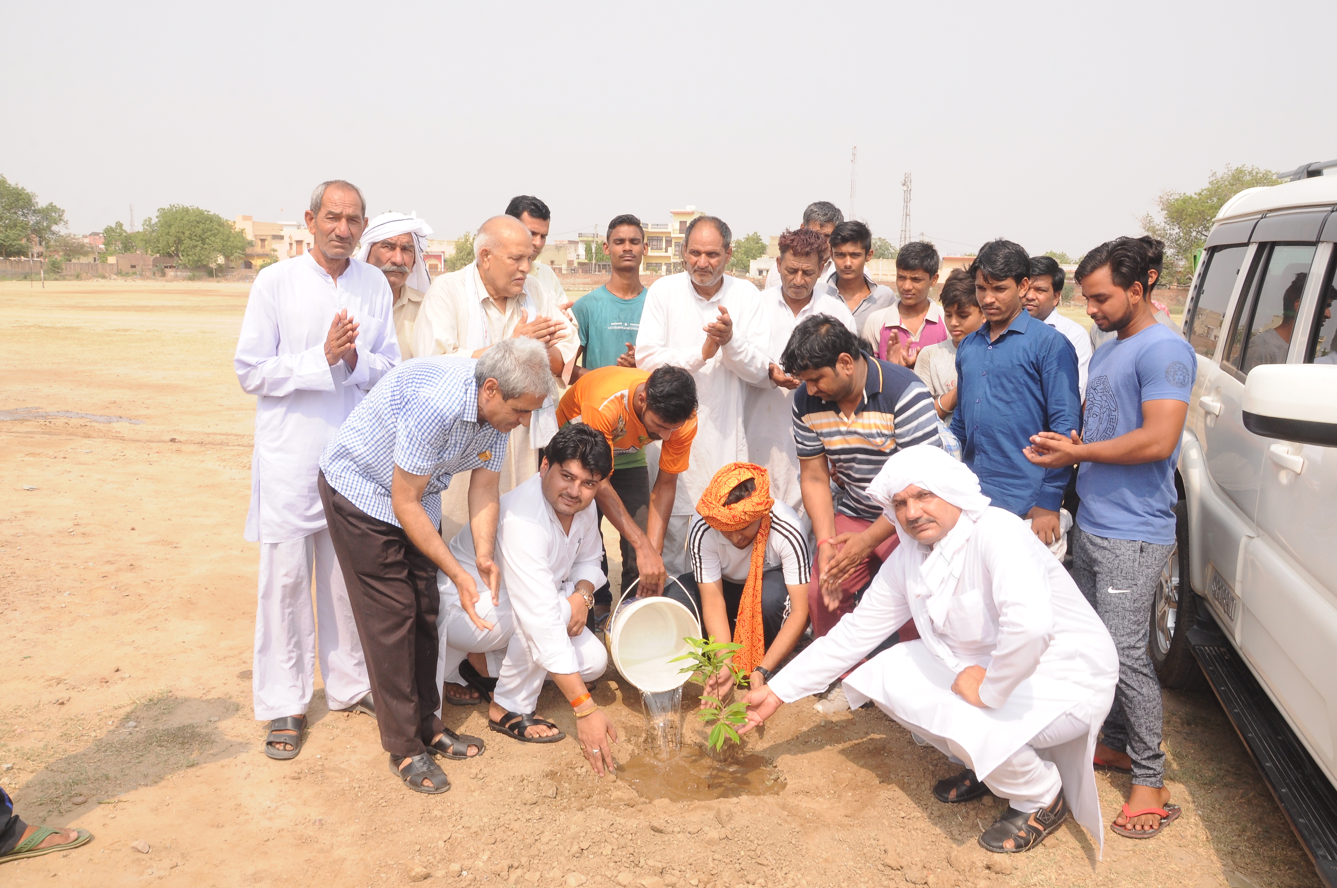 *धरती को हरा भरा बनाने के लिए करें पौधारोपण: लोकेंद्र सिंह*  *दीपक देशवाल ने दुल्हेड़ा में किया पौधारोपण कार्यक्रम का आयोजन*  *ब्रह्मशक्ति संजीवनी अस्पताल इस साल लगाएगा 1100 पौधे*