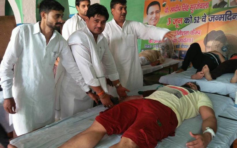*सुरजेवाला के जन्मदिन पर दुल्हेड़ा में 80 ने किया रक्तदान*  *कांग्रेस नेता दीपक देशवाल ने रक्तदाताओं को बैज लगाकर किया सम्मानित*