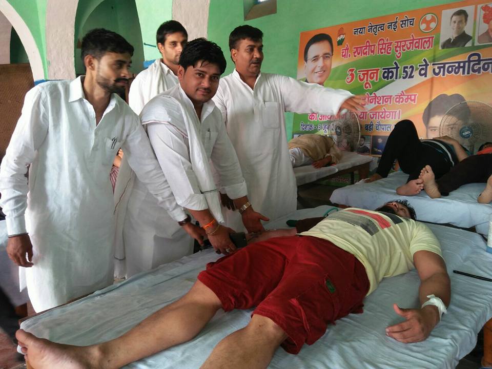 *सुरजेवाला के जन्मदिन पर दुल्हेड़ा में 80 ने किया रक्तदान*  *कांग्रेस नेता दीपक देशवाल ने रक्तदाताओं को बैज लगाकर किया सम्मानित*