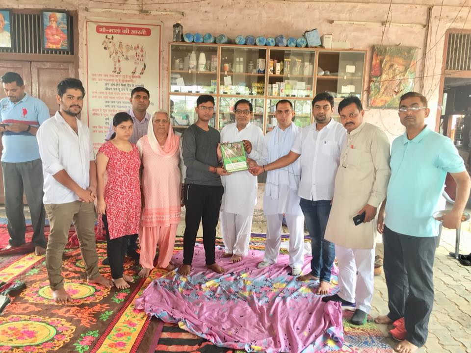 गौधन सेवा समिति ने किया स्वर्ण पदक विजेता अनिकेत को सम्मानित