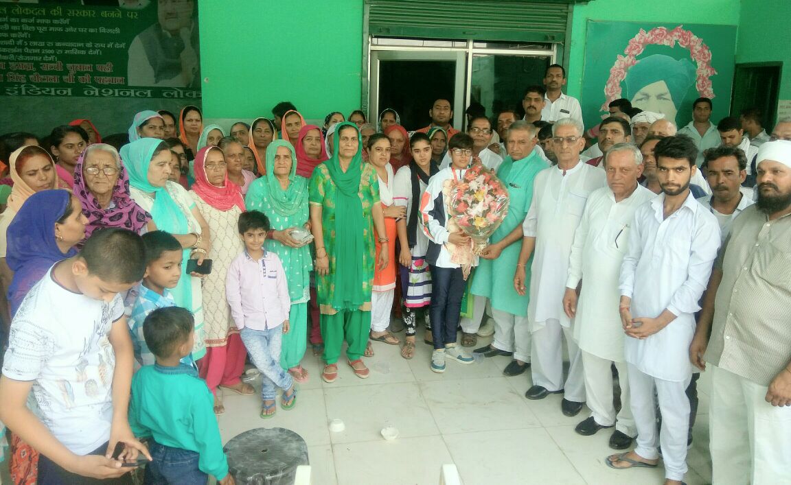 कर्मबीर राठी ने गोल्ड मेडल विजेता समीक्षा को किया सम्मानित