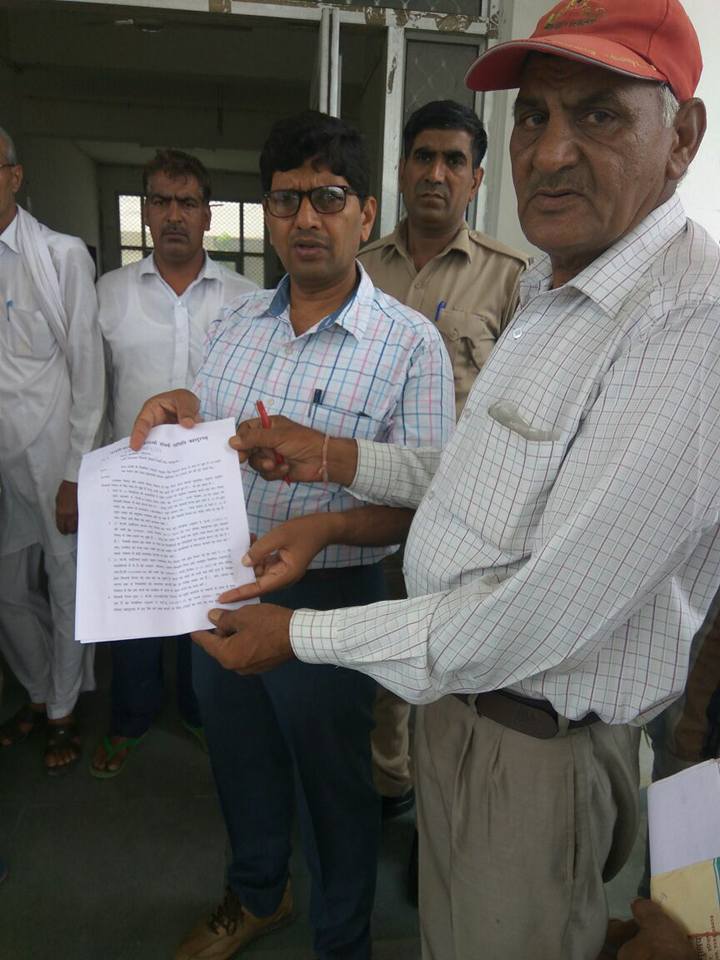 हाइटेंशन लाइनें हटाने को लेकर समिति ने एसडीएम को दिया ज्ञापन