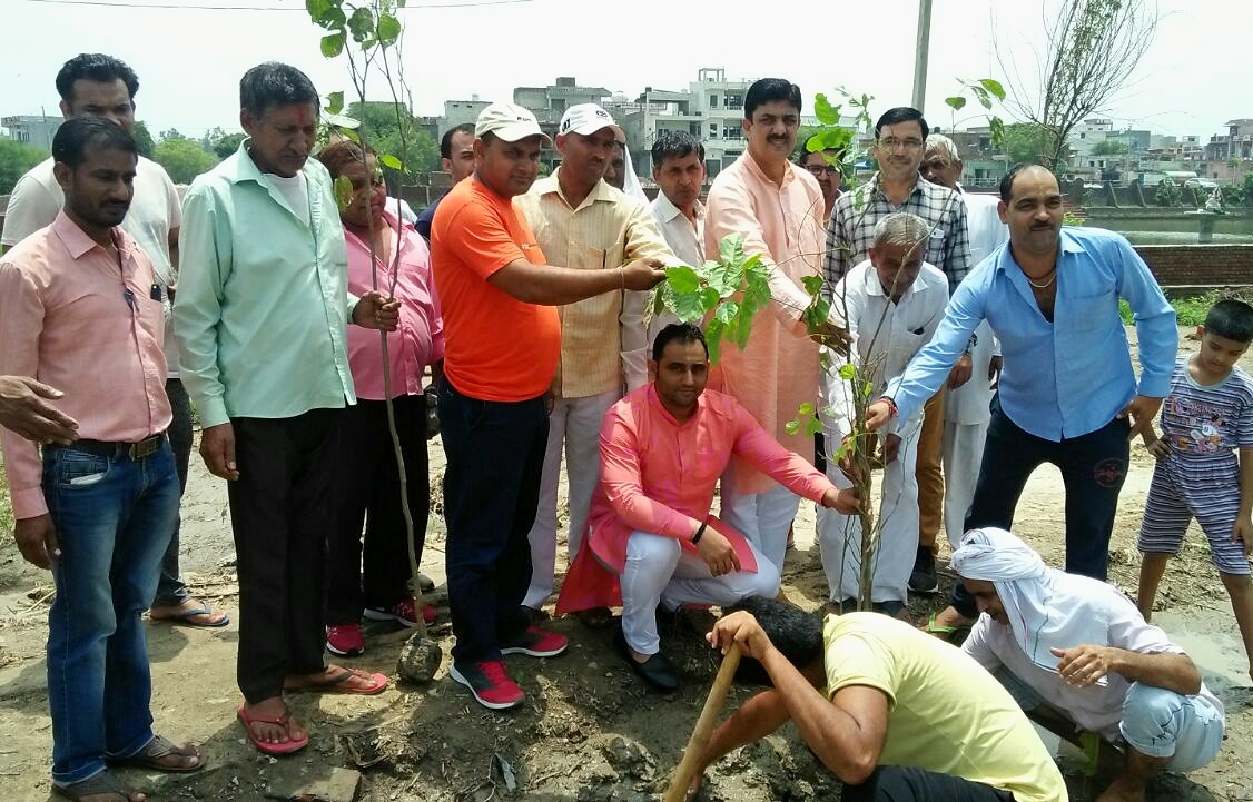 हर क्षेत्र में किया है विकास, 2019 में फिर बनेगी भाजपा सरकारः- बिजेन्द्र दलाल कसार गांव में ग्रामीणों के बीच बैठकर सुनी प्रधानमंत्री के मन की बात जिले के सभी शक्ति केन्द्रों पर लोगों के साथ सुनी गई मन की बात पौधारोपण कर दिया प्रकृति से प्रेम का संदेश