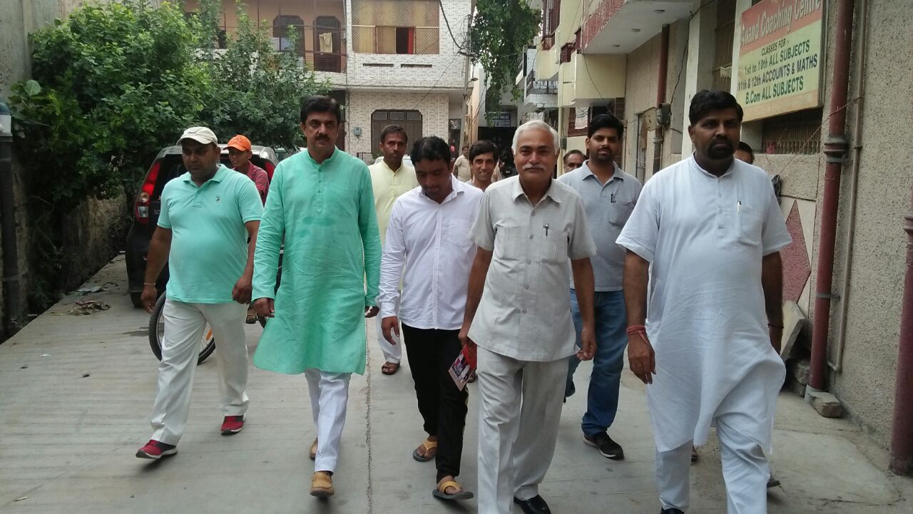 भाजपा जिलाध्यक्ष बिजेन्द्र दलाल ने किला मोहल्ला में बताई सरकार की उपलब्धियां