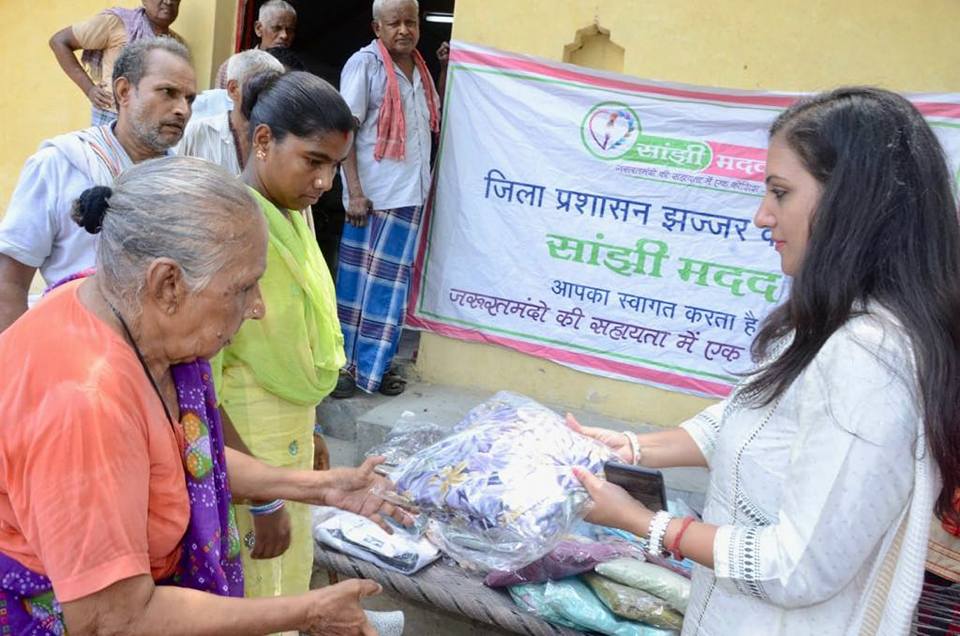 ढांचागत विकास के साथ परोपकारी भावना में झज्जर जिला बना उदाहरण* - *मानवता का परिचय देते हुए टीम स्प्रीट के साथ आगे बढ़ रही है डीसी सोनल गोयल* - *सांझी मदद अभियान के तहत वितरित की जरूरतमंद में घरेलू व शिक्षण सामग्री*