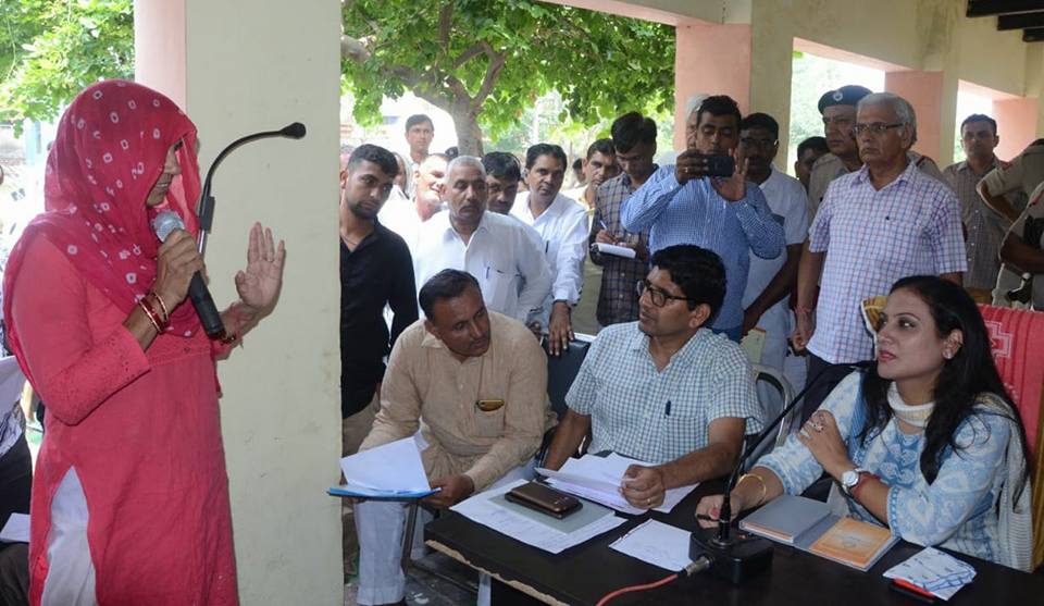 जनसमस्याओं का समाधान करने रोहद पहुंची उपायुक्त  - जनता दरबार में ग्रामीणों से रूबरू हुई उपायुक्त सोनल गोयल  - मौके पर ही समस्याओं का किया निराकरण