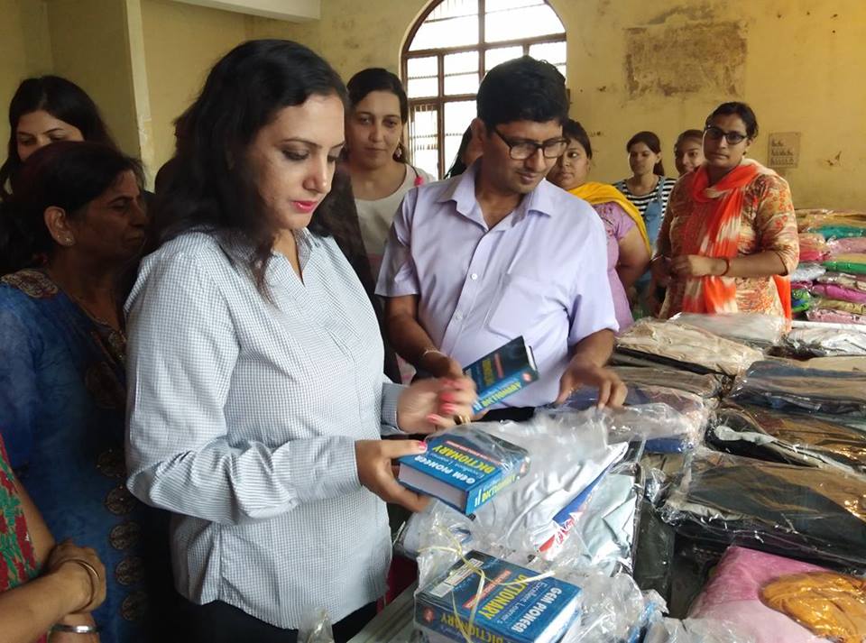 सांझी मदद अभियान : परोपकार से मिलती है आत्मिक संतुष्टि : उपायुक्त - सांझी मदद के सामग्री संग्रह केंद्र का बहादुरगढ़ बाल भवन में उपायुक्त सोनल गोयल ने किया शुभारंभ - सांझी मदद में योगदान के लिए झज्जर के साथ ही अब बहादुरगढ़ बाल भवन में दे सकते हैं सहयोग