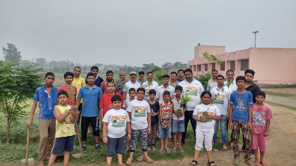 क्लीन एंड ग्रीन एसोसिएशन व परनाला युवा समिति द्वारा परनाला के सरकारी स्कूल में किया गया पौधारोपण।