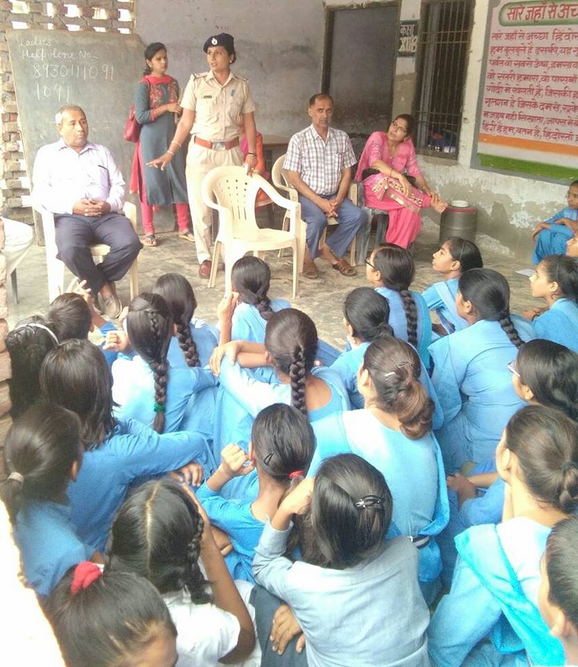 महिला पुलिस की टीम ने विशेष अभियान के तहत छात्राओं को आत्म सुरक्षा बारे किया जागरूक