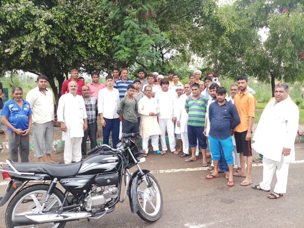अनिश्चितकालीन देशव्यापी हड़ताल से हजारों ट्रकों का चक्का जाम, उद्योग धंधे हुए ठप : सतीश छिकारा  -पूर्व जिला परिषद चेयरमैन सतीश छिकारा ने दिया ट्रांसपोर्टरों की मांगो को समर्थन  -सतीश छिकारा बोलें, ट्रांसपोर्टरों की सभी मांगें जायज- केंद्र व प्रदेश सरकार जल्द से जल्द करें मांगों को पूरा