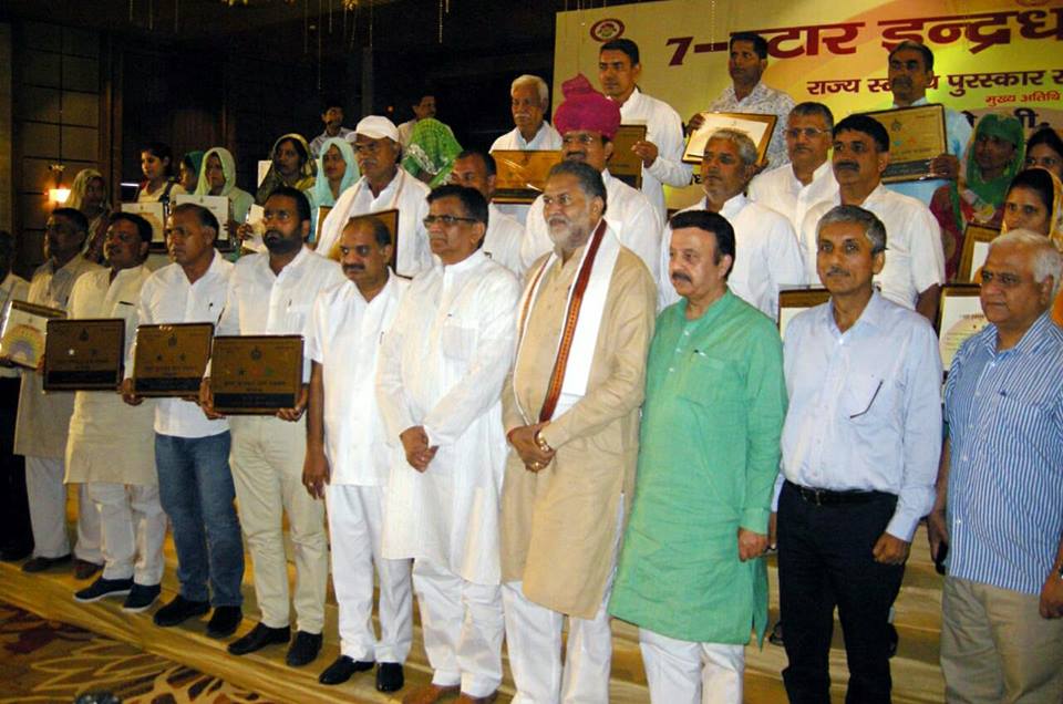 गुरुग्राम में 286 स्टार रेटिड पंचायतों को किया गया सम्मानित, प्रदेश के तीन मंत्री पहुंचे सम्मान देने।- पहली बार ग्राम पंचायतों के सामाजिक सरोकारों के कार्यों को सरकार द्वारा मान्यता दी गई-प्रो. रामबिलास शर्मा। - आप सेवा अपने गांव की करें और नाम पूरे हरियाणा में हो-ओम प्रकाश धनखड़। - ग्राम पंचायत द्वारा अपने गांव में किए गए अच्छे कामों के लिए सरकार कर रही है उन्हें प्रोत्साहित। - पंचायत मंत्री धनखड़ बोले, हम गांव के गौरव को जगाने आए हैं। - अब ये सितारे गांव की प्रतिष्ठा को तय करेंगे-धनखड़। - 15 अगस्त से पहले प्रदेश के हर गांव में होगा गौरव पट्ट-धनखड़। - गांवो में सुधार होगा तो ही लगेगा की प्रदेश की तरक्की हुई है-राव नरबीर सिंह।
