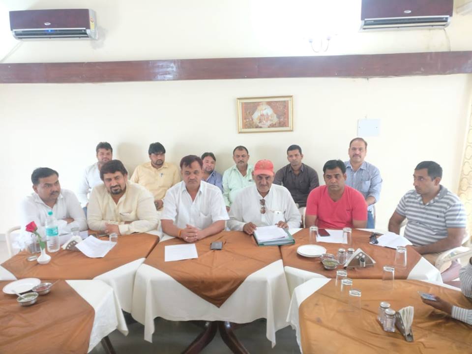 12 सड़कों की सफाई को लेकर जारी टेंडर पर छिड़ा विवाद, टेंंडर रद्द करने की मांग पर अड़े पार्षद टेंडर रद्द नहीं हुआ तो करेंगे विरोध प्रदर्शन पार्षदों ने की नाइट स्वीपिंग टेंडर रद्द करने की मांग