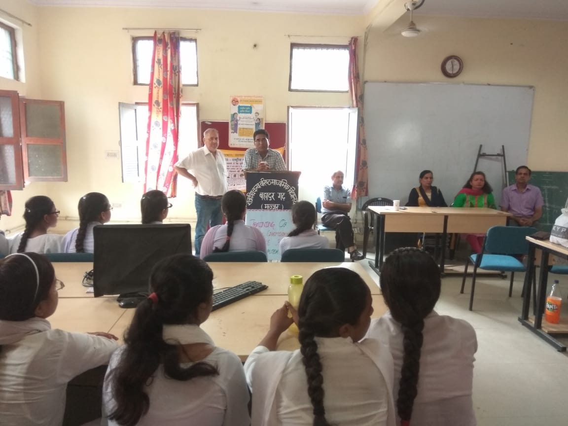 राष्ट्रीय कृमि मुक्ति दिवस के उपलक्ष्य में शहर के राजकीय कन्या वरिष्ठ माध्यमिक विद्यालय में छात्राओं को राष्ट्रीय कृमि दिवस के बारे में सेमिनार के माध्यम से दी गई जानकारी ।