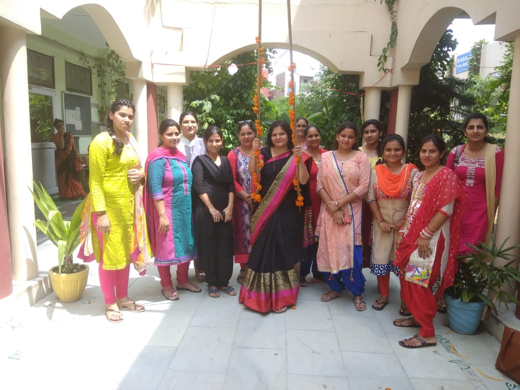 वैश्य बी.एड. कॉलेज में तीज का त्यौहार मनाया गया धूमधाम से।