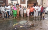 देव नगर में सीवरेज व्यवस्था ठप होने से लोग परेशान अधिकारियों के कार्यालय के चक्कर काटने के बावजूद नहीं हो रहा समाधान लोगों ने सरकार को दिया 2 दिन का अल्टीमेटम अगर सीवरेज व्यवस्था को दुरुस्त नहीं किया गया तो सड़कों पर उतरने को मजबूर होंगे स्थानीय निवासी