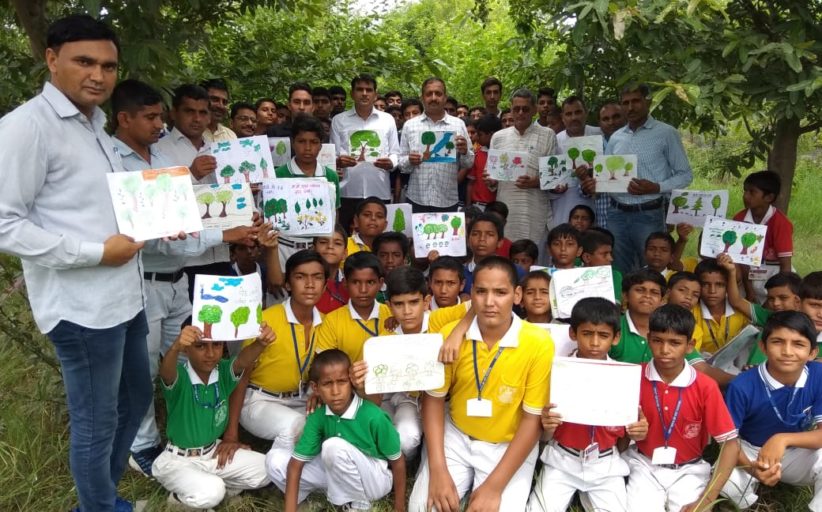 *पेड़ो को बच्चों की तरह पालकर एक राज्यस्तर पर मिसाल कायम कर रहा मांडौठी गाँव का सरकारी स्कूल : प्राचार्य रवि धनखड़ -उपायुक्त महोदय के पौधागीरी प्रोग्राम के तहत पौधरोपण कार्यक्रम से जागरूक होकर इस वर्ष भी स्कूल द्वारा पौधे लगाने का कार्य किया गया। - मयूर इको क्लब का गठन : मास्टर पुरुषोत्तम छिकारा डाल रहे पेड़ो में जान...मेरे लिए नही किसी बच्चों से कम - संस्कार व नैतिकता का पाठ पढ़ा कर बच्चों का सर्वांगीण विकास कर रहे पुरुषोत्तम छिकारा - खेल प्रेमी गाँव मांडौठी में अनुशासन की सुगंध आ रही, विद्यार्थी खेलों के साथ-साथ पढ़ रहे अनुशासन का पाठ