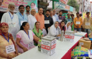 हरियाणा प्रदेश महिला कांग्रेस ने केरल बाढ़ पीडि़तों के लिए लगाया सहायतार्थ कैंप -प्रदेश महासचिव प्रशासनिक इंचार्ज व पार्षद डा. नीना सतपाल राठी की अगुवाई में लगा कैंप -बस स्टैंड मेट्रो स्टेशन के पास लगे कैंप में केरल बाढ़ पीडि़तों की मदद के लिए दिल खोलकर आगे आए लोग -दरियादिली दिखाते हुए खाद्य पदार्थ, कपड़े, दवाईयां, धनराशि व अन्य जरूरत की चीजें की दान स्वरूप भेंट