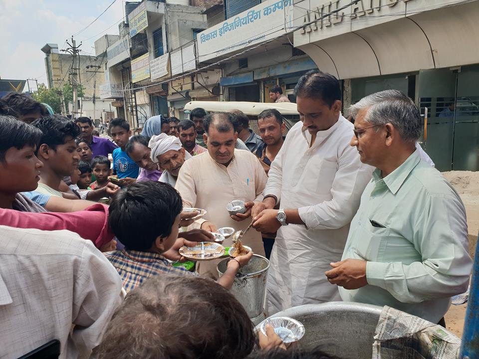 बहादुरगढ़ ऑटो मार्केट के उप प्रधान जय भगवान शर्मा द्वारा मामा चौक पर किया गया भंडारे का आयोजन