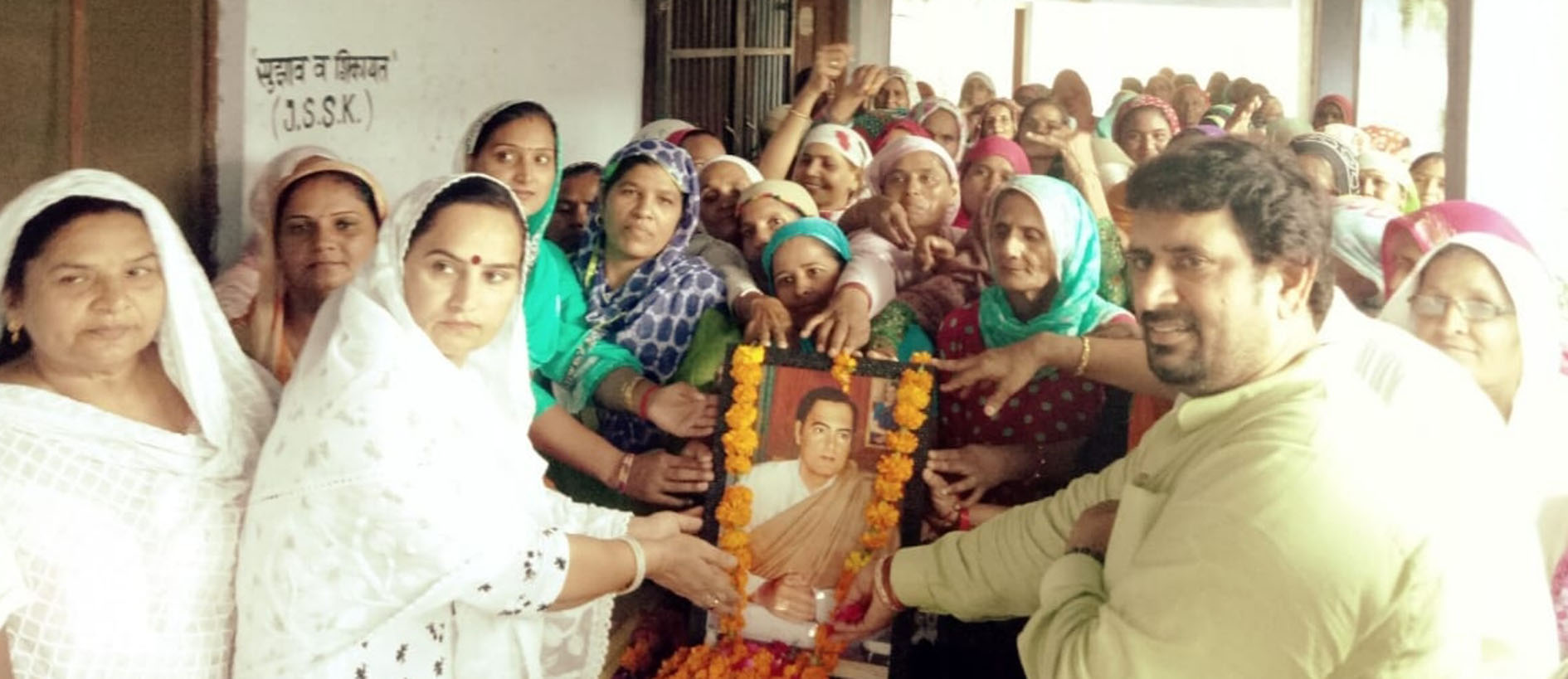 राष्ट्र निर्माण में पूर्व पीएम राजीव गांधी का रहा अमूल्य योगदान : डा. नीना सतपाल राठी -भारत रत्न पूर्व पीएम राजीव गांधी को उनकी जयंती पर गांव नूना माजरा व दुल्हेड़ा में किया याद - पूर्व पीएम राजीव गांधी के आदर्शों को जीवन में अपनाने का किया आह्वान -डा. नीना सतपाल राठी ने महिला सशक्तिकरण पर दिया जोर, किया महिलाओं का सम्मान भी