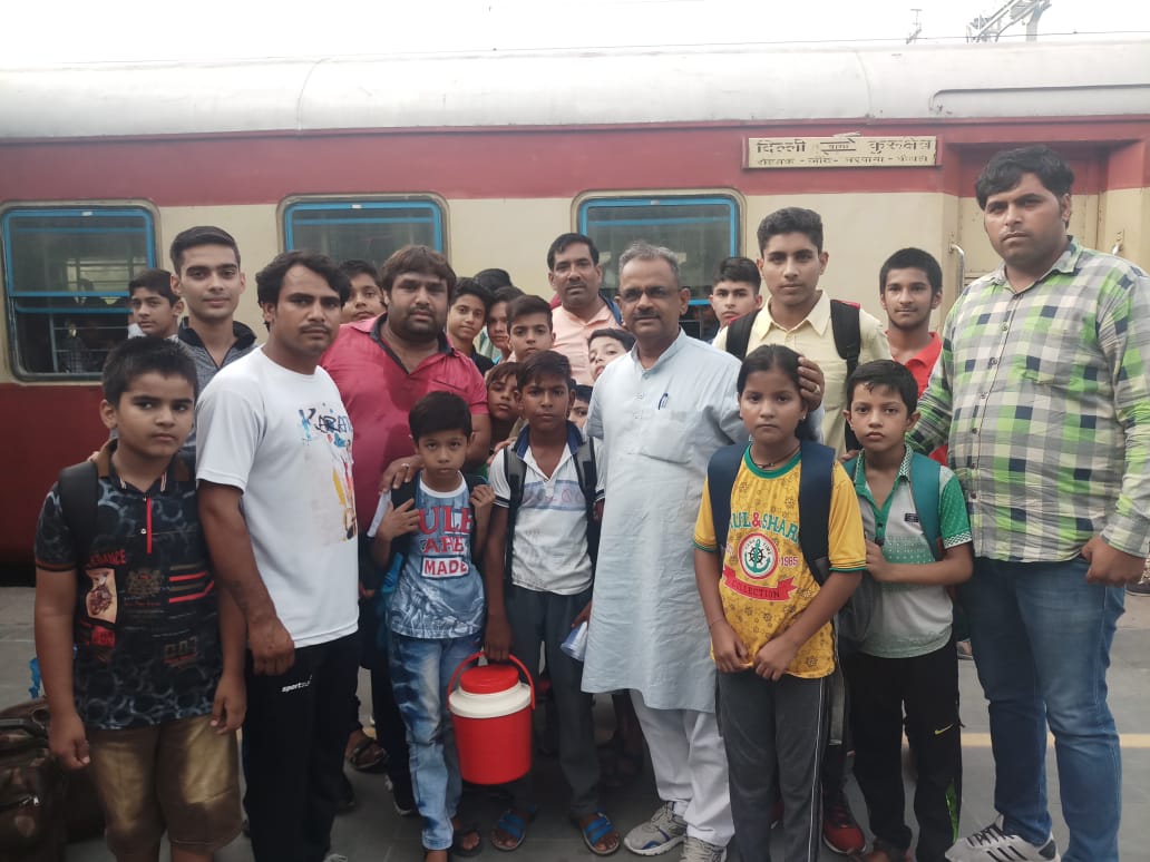 जिला झज्जर के खिलाड़ियों ने बढ़ाया है प्रदेश के साथ-साथ देश का मान : पूर्व जिला परिषद चेयरमैन सतीश छिकारा  -जिला झज्जर की टीम नेशनल कराटे टूर्नामेंट प्रतियोगिता के लिए कुरुक्षेत्र रवाना : सतीश छिकारा  -खिलाड़ियों को अपना आशीर्वाद देकर सतीश छिकारा ने नेशनल कराटे टूर्नामेंट प्रतियोगिता के लिए किया रवाना