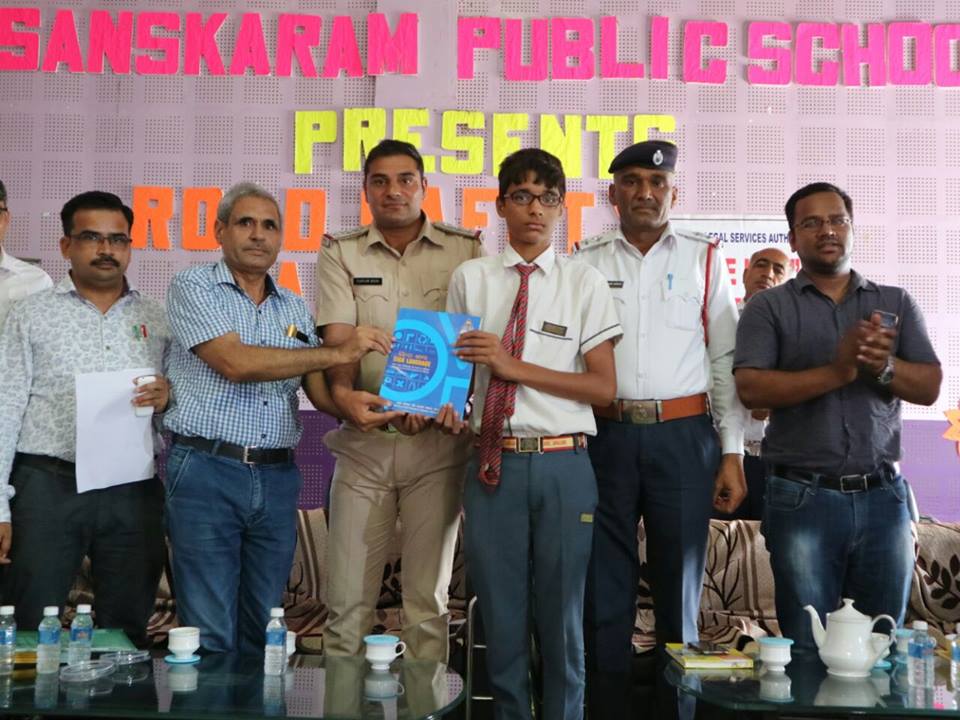 खातीवास स्थित संस्कारम पब्लिक स्कूल में सड़क सुरक्षा सप्ताह के दूसरे दिन 