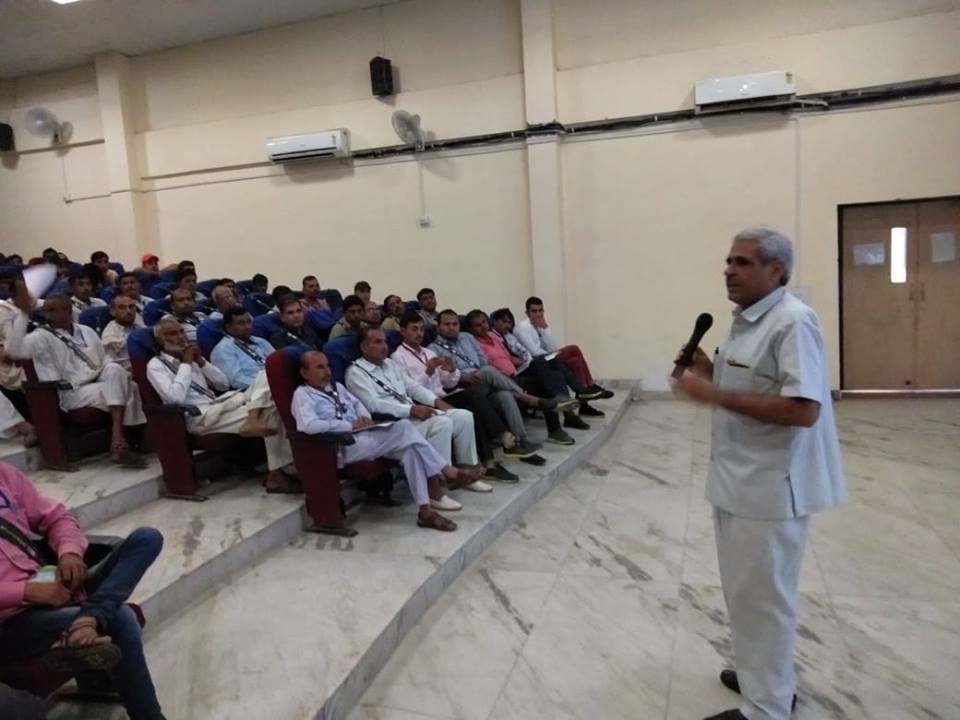 स्थानीय मारूति प्रशिक्षण संस्थान में वन लाइफ सड़क सुरक्षा सप्ताह के अंतिम दिन सड़क सुरक्षा एवं यातायात नियमों बारे भारी वाहन चालकों को किया गया जागरूक ।