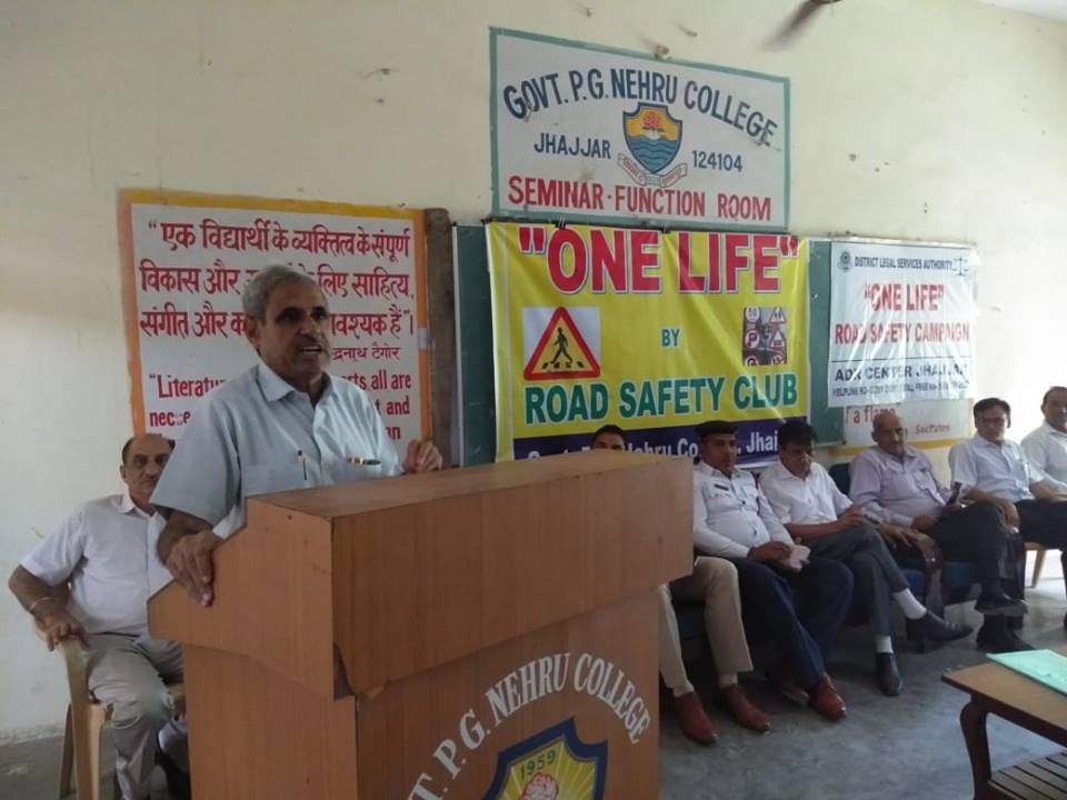 राजकीय स्नातकोत्तर नेहरू महाविद्यालय में सड़क सुरक्षा सप्ताह के तीसरे दिन 