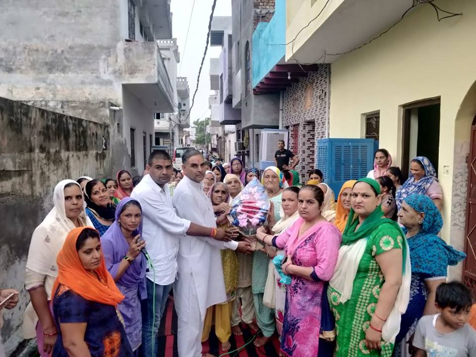 *इनेलो हलकाध्यक्ष राजबीर परनाला का मातृ शक्ति ने किया स्वागत*  *आर्य नगर में मातृ शक्ति ने किया राजबीर परनाला का जोरदार स्वागत*