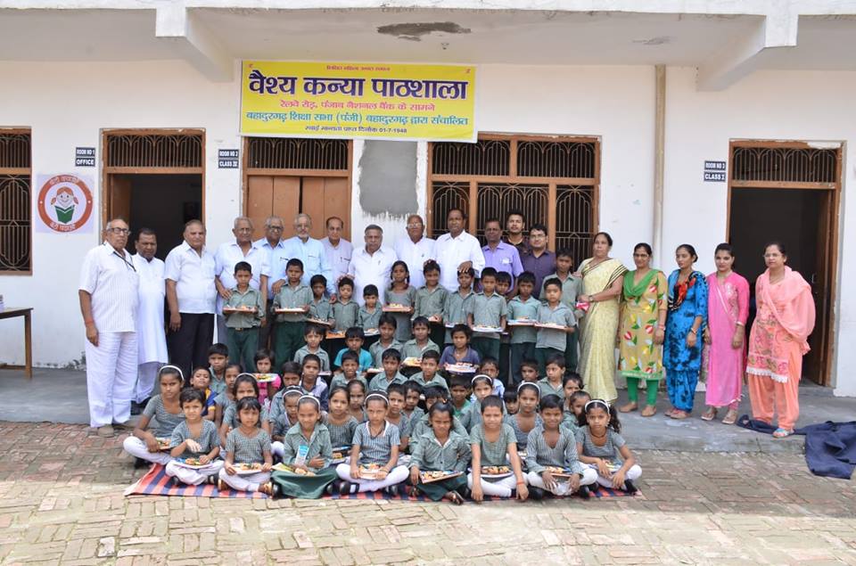 छात्राओं को पाठ्य व खाद्य सामग्री वितरित कर व पौधारोपण कर मनाया जन्मदिन