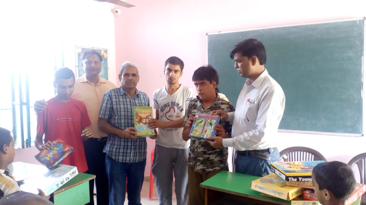 बाबा गंगाराम धाम भगत समिति दिल्ली की ओर से मॉडर्न सीनियर सेकेंडरी स्कूल में दिव्यांग बच्चों को पजल गेम, ब्लॉक कलर पेंसिल एवं पेंसिल कलर, इंग्लिश वर्णमाला एवं खेल का सामान किया गया वितरित ।