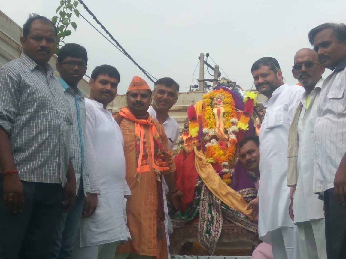 *पूर्व चैयरमैन रवि खत्री ने किया लाइनपार में गणपति विसर्जन शोभायात्रा का शुभारंभ,   धार्मिक कार्यो से बढ़ता है आपसी भाईचारा : रवि खत्री