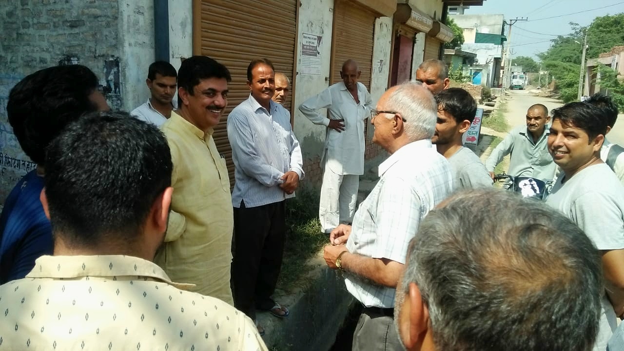 किसान के बाजरे का दाना दाना न्यूनतम समर्थन मूल्य पर खरीदेगी सरकार:- बिजेन्द्र दलाल,  जनसम्पर्क अभियान के तहत लडरावन गांव में जानी लोगों की समस्या, सरकार की योजनाओं की दी जानकारी,  पंचायत ने गांव की पांच एकड़ जमीन में सोलर पावर प्लांट लगाने की जताई इच्छा, सरकार करेगी पूरा।