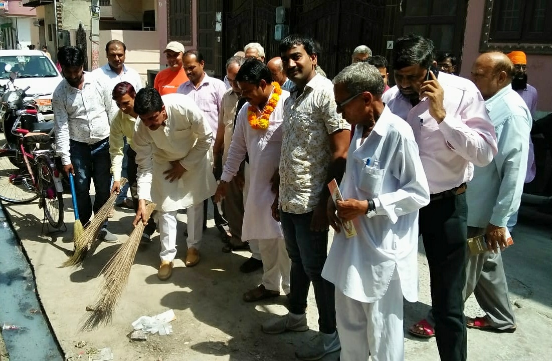 भाजपा जिलाध्यक्ष बिजेन्द्र दलाल ने लाइनपार में जगाई स्वच्छता की अलख, स्वच्छता ही सेवा है कार्यक्रम के तहत लाइनपार में चलाई सफाई अभियान, बिजली बिल के दाम कम करने और मैट्रो स्टेशन के नाम बदलने पर लोगों ने सरकार का जताया आभार