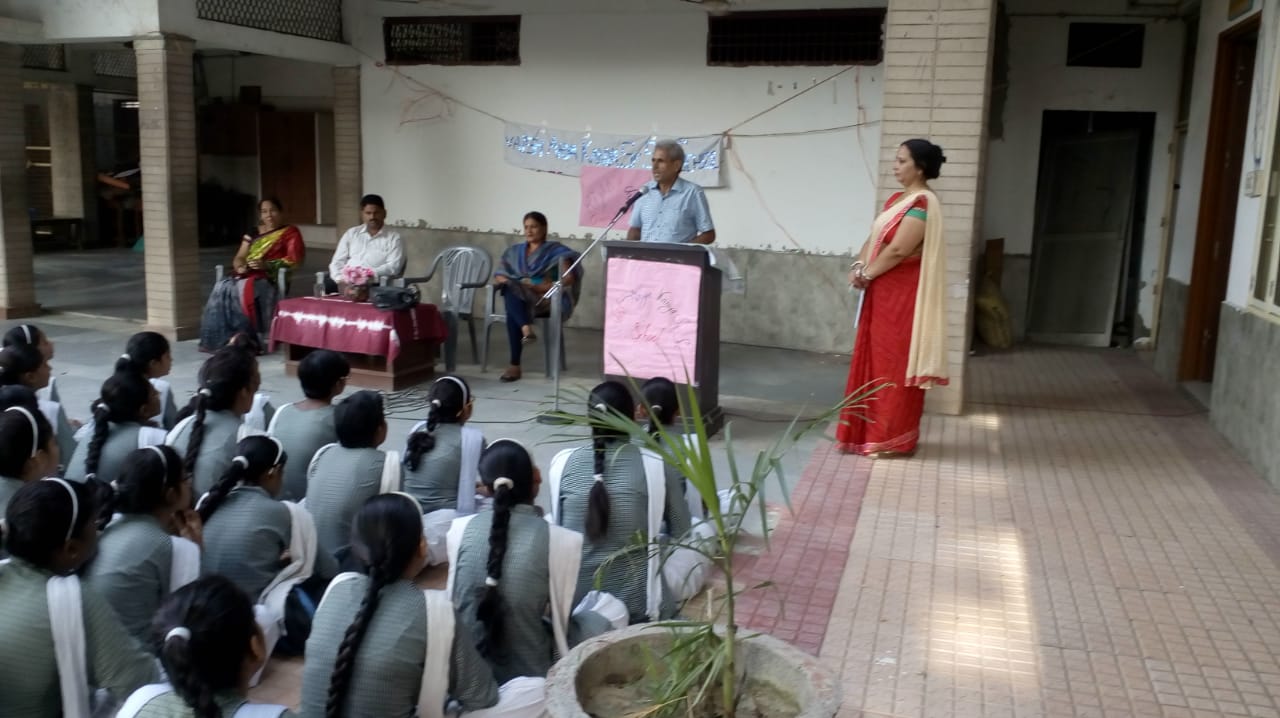 शहर के माल गोदाम रोड स्थित वैश्य आर्य कन्या वरिष्ठ माध्यमिक विद्यालय में नेशनल प्लान आफ एक्शन कैलेंडर के अन्तर्गत बाल अधिकारों एवं संरक्षण पर कानूनी जागरूकता शिविर का किया गया आयोजन ।