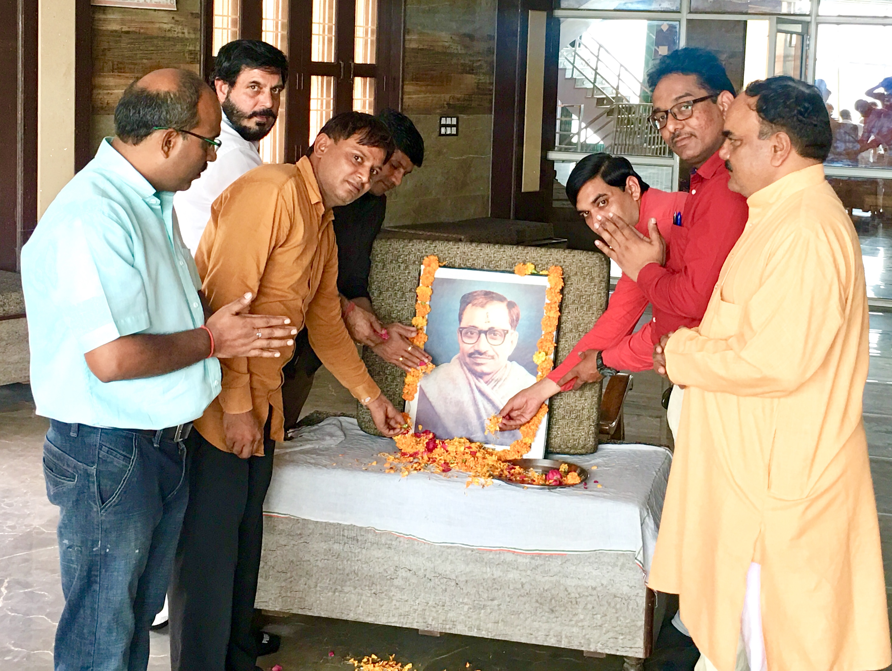 भाजपा पदाधिकारीयो ओर कार्यकर्ताओं ने पंडित दीनदयाल उपाध्याय को किया नमन ।