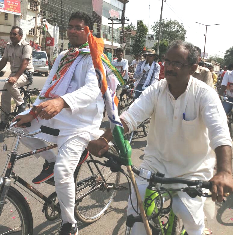 पूर्व जिला परिषद चेयरमैन सतीश छिकारा समर्थको के साथ फरीदाबाद साइकिल यात्रा के लिए हुए रवाना *भाजपा को बेनकाब करने के लिए शुरू होगी साइकिल यात्रा : छिकारा *भाजपा सरकार की जनविरोधी नीतियों के खिलाफ कांग्रेस खोलेगी मोर्चा : सतीश छिकारा *जहां-जहां तंवर की साइकिल चल रही है, वहां-वहां भाजपा का सफाया होता जा रहा : छिकारा