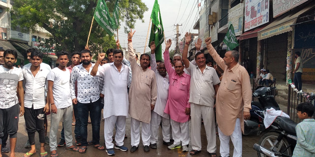 इनेलो नेता धर्मबीर फौजी ने समर्थकों के साथ दुकानदारों से की बंद में सहयोग की अपील