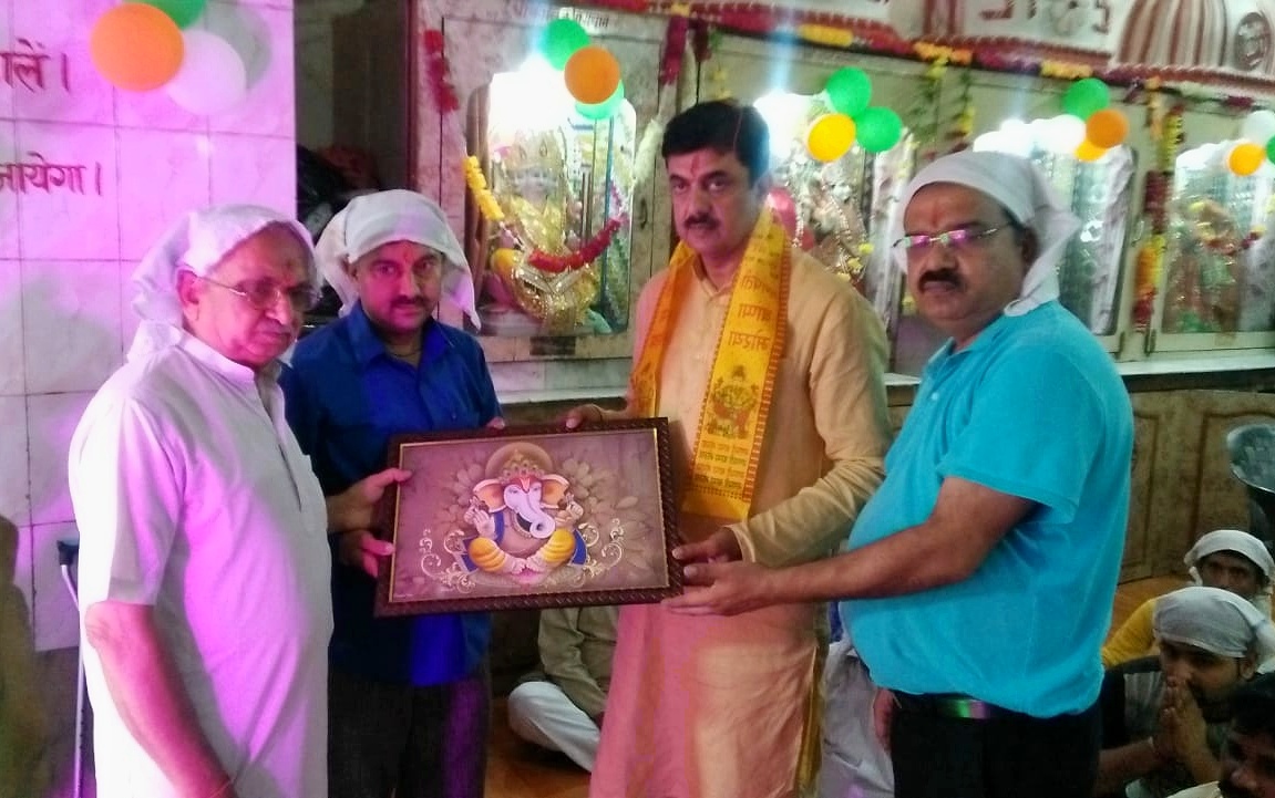 सच्चे मन से की गई प्रार्थना को पूरा करते है भगवान गणेशः- बिजेन्द्र दलाल गरीब और निशक्तजनों की सेवा भी प्रभु सेवा के है समान भगवान गणेश की पूजा और आरती में शामिल हुये भाजपा जिलाध्यक्ष