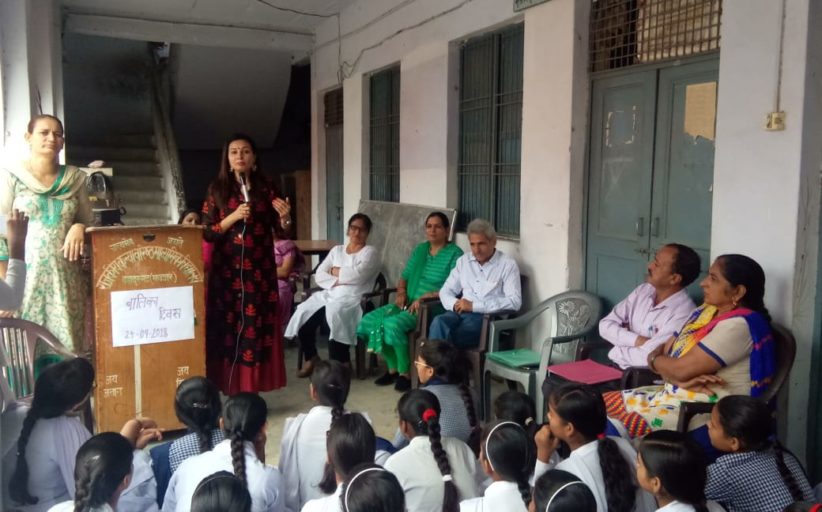शहर स्थित राजकीय कन्या वरिष्ठ माध्यमिक विद्यालय में कानूनी साक्षरता मिशन के अन्तर्गत गर्ल्ज चाईल्ड दिवस के अवसर पर किया गया विशेष विधिक साक्षरता कैम्प का आयोजन।