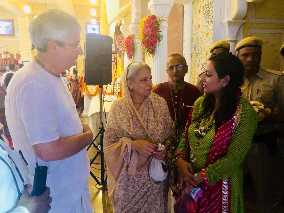 *उपायुक्त गोयल ने इस्कॉन मंदिर में की पूजा अर्चना* - *मन्दिर प्रबंधकों से की बातचीत*