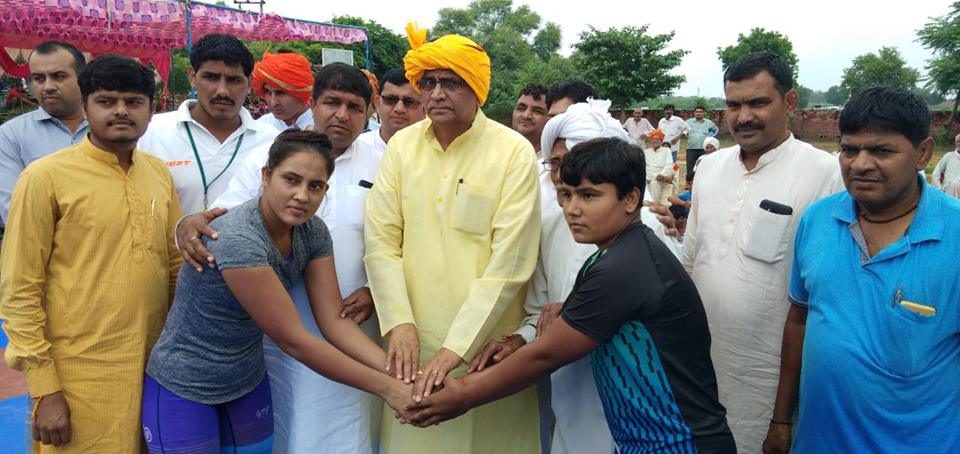 सरकार की नई खेल नीति ने बढ़ाया दुनिया में हमारा नाम: धनखड़ - कृषि मंत्री धनखड़ ने लाडपुर में खिलाडिय़ों को किया प्रोत्साहित