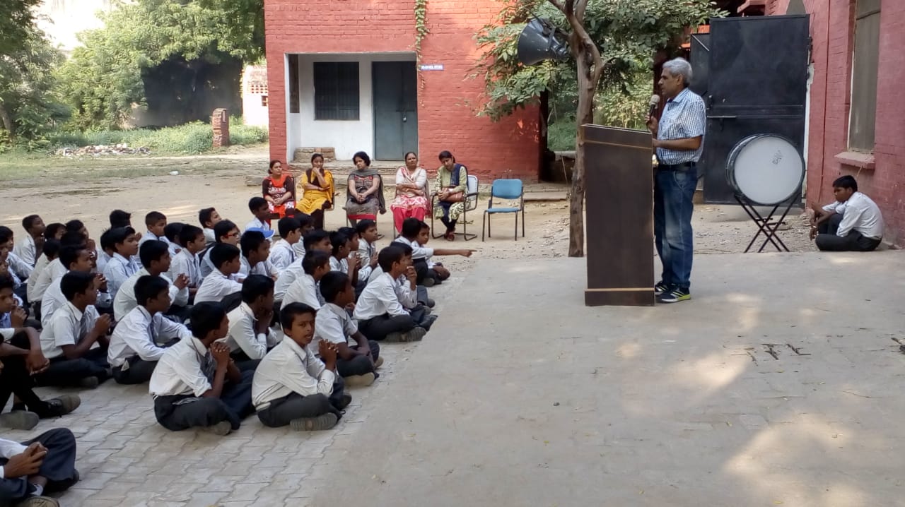 शहर के रेलवे रोड स्थित राजकीय वरिष्ठ माध्यमिक विद्यालय में छात्रों को बच्चों के अधिकार एवं सुरक्षा विषय पर जागरूक करवाने हेतु उपमंडल विधिक सेवाएं समिति के सदस्य सत्येंद्र दहिया व अधिवक्ता कुलविंदर देशवाल एवं प्रवेश देशवाल के द्वारा दी गई कानूनी जानकारी।