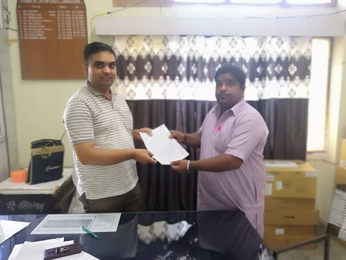 सामाजिक कार्यकर्ता राहुल मंडोरा ने खाद्य एवं पूर्ति कार्यालय में दिया ज्ञापन
